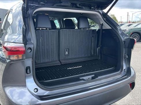 Used 2024 Toyota Highlander XLE FWD image 36