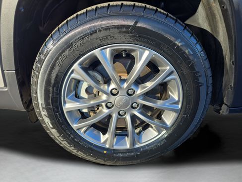 Used 2019 Jeep Cherokee Latitude Plus w/ Cold Weather Group image 28