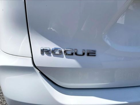 Used 2019 Nissan Rogue SV w/ Premium Package AWD/4WD image 7
