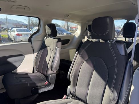 Used 2023 Chrysler Voyager LX image 27