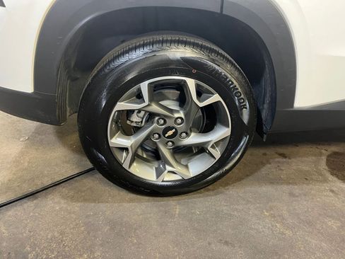 Used 2025 Chevrolet Trax LT w/ LT Convenience Package image 29