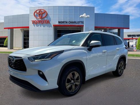 Used 2022 Toyota Highlander Bronze Edition AWD/4WD image 3
