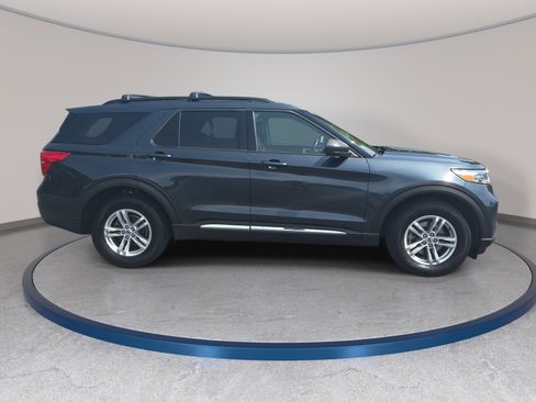 Used 2022 Ford Explorer XLT w/ Equipment Group 202A AWD/4WD image 4