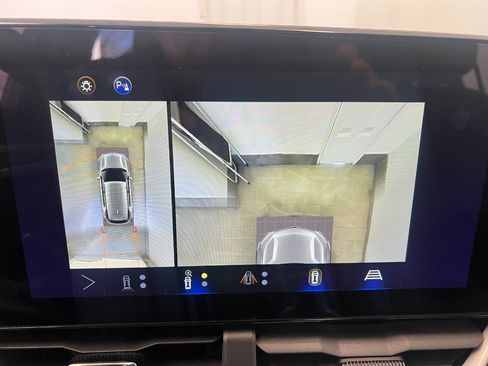 Used 2025 Chevrolet Equinox LT w/ Convenience Package II image 47