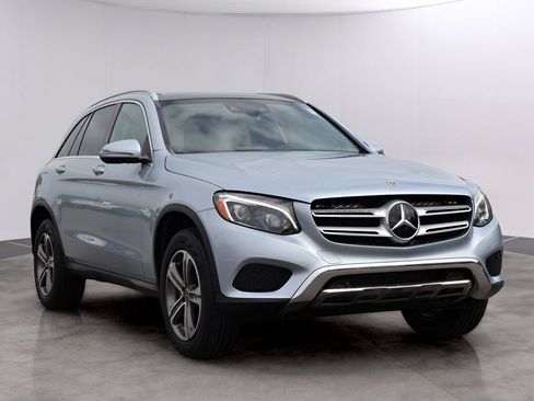 Used 2018 Mercedes-Benz GLC 300 4MATIC image 3