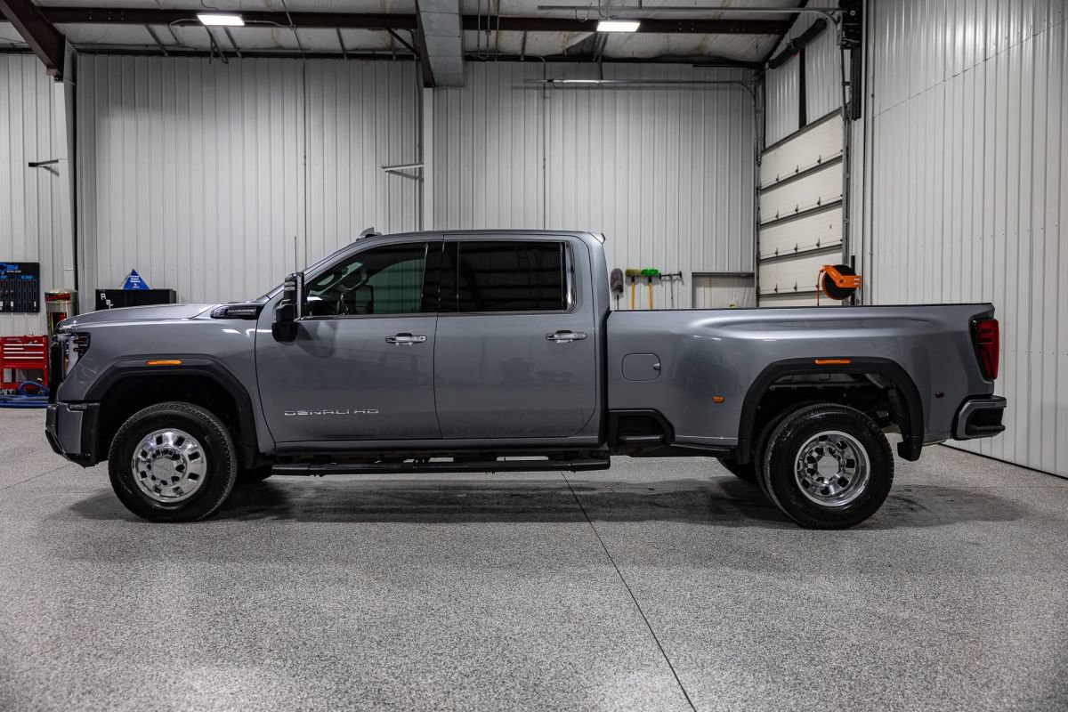 Used 2024 GMC Sierra 3500 Denali Ultimate AWD/4WD image 2