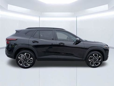 Used 2025 Chevrolet Trax RS w/ Driver Confidence Package FWD image 3