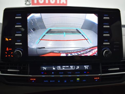 Used 2022 Toyota Sienna XLE image 18