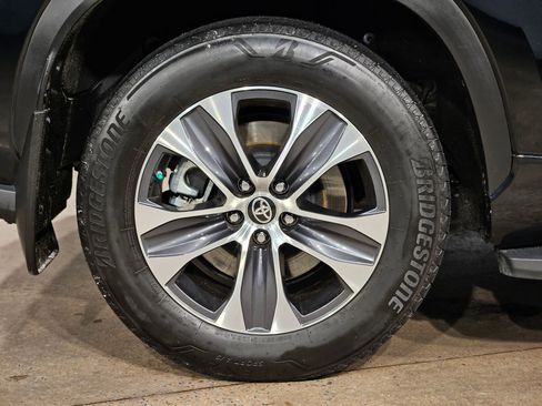 Used 2024 Toyota Highlander XLE image 17