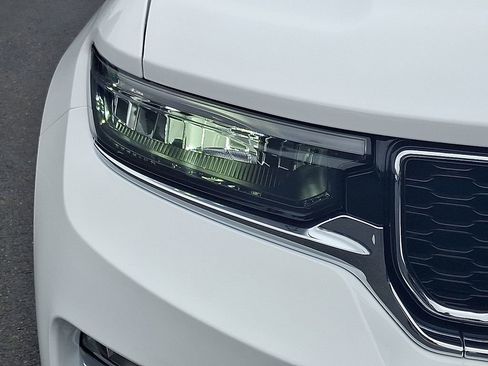 New 2025 Jeep Grand Cherokee Limited image 9