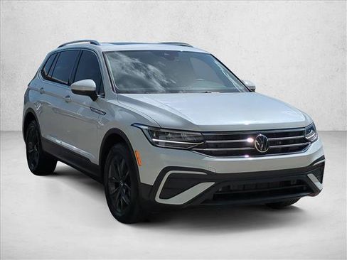 Used 2023 Volkswagen Tiguan SE w/ Panoramic Sunroof Package FWD image 3