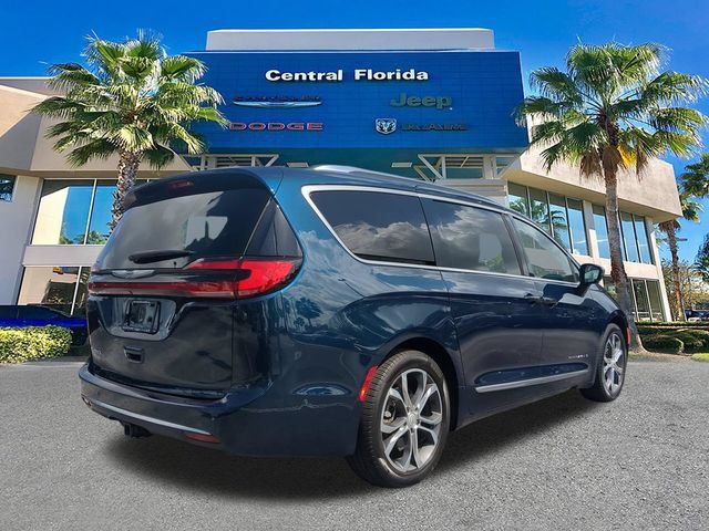 Used 2025 Chrysler Pacifica Pinnacle w/ Trailer Tow Group FWD image 5