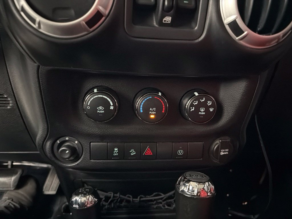 Used 2015 Jeep Wrangler Unlimited Sahara w/ Connectivity Group AWD/4WD image 19