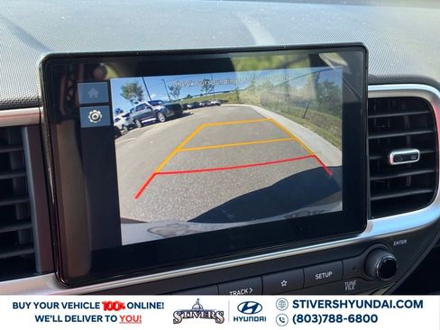 Certified 2025 Hyundai Venue SE image 3