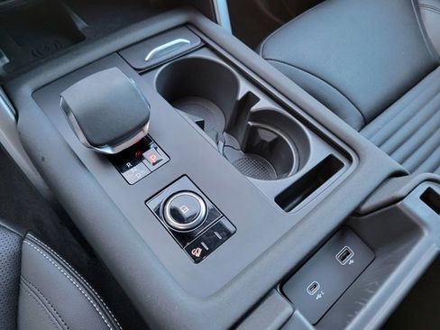 Used 2024 Land Rover Discovery Dynamic SE image 28