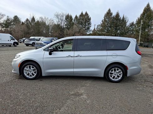 Certified 2024 Chrysler Pacifica Touring-L FWD image 7