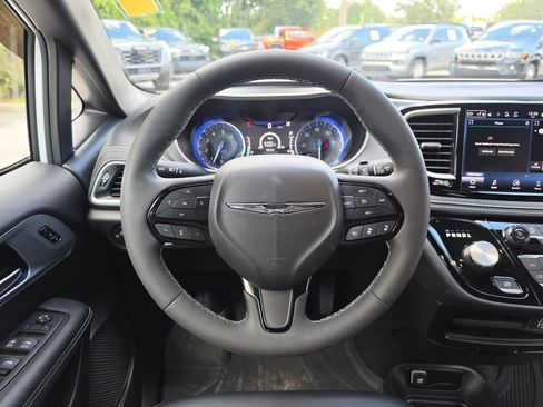 Certified 2023 Chrysler Pacifica Touring-L w/ S Appearance Package FWD image 12