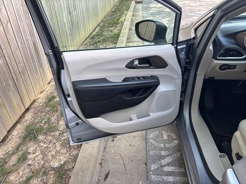 Used 2021 Chrysler Voyager Lxi FWD image 26