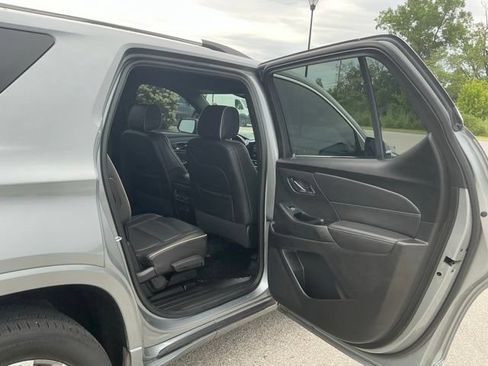 Used 2023 Chevrolet Traverse Premier FWD image 18