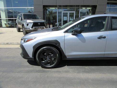 Used 2024 Subaru Crosstrek 2.0i AWD/4WD image 2