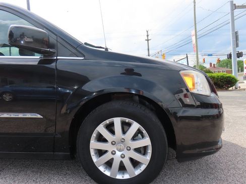 Used 2014 Chrysler Town & Country Touring FWD image 20