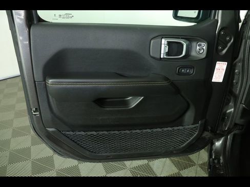 Used 2025 Jeep Wrangler Unlimited Sahara AWD/4WD image 18