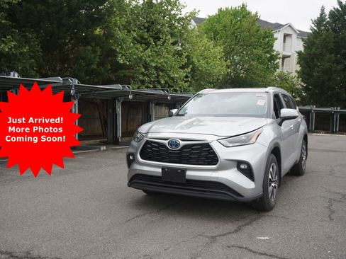 Used 2024 Toyota Highlander XLE AWD/4WD image 1