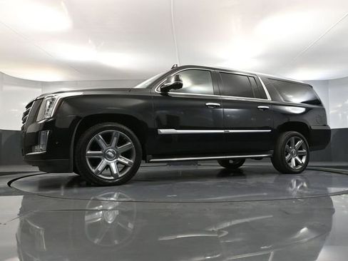 Used 2017 Cadillac Escalade ESV Luxury image 57