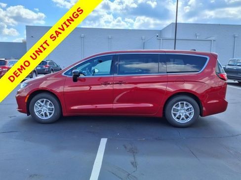 New 2026 Chrysler Pacifica Select image 3