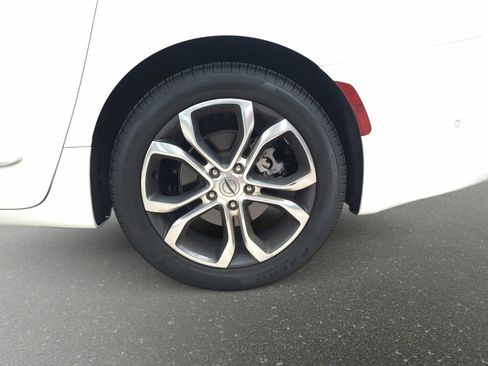 Used 2024 Chrysler Pacifica Pinnacle FWD image 7