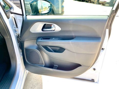 Used 2025 Chrysler Pacifica Limited FWD image 30