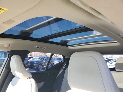 Used 2019 Volvo XC40 T5 Momentum image 11