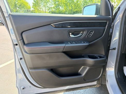 Used 2025 Honda Pilot Black Edition image 18