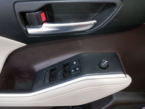 Certified 2021 Toyota Highlander XLE image 19