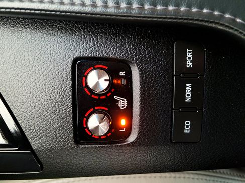 Used 2018 Toyota Avalon XLE image 14