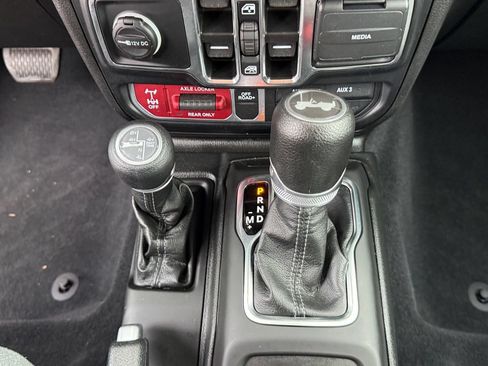 Used 2024 Jeep Wrangler Unlimited AWD/4WD image 19