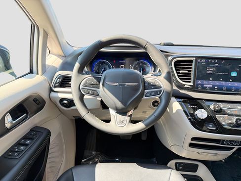 Used 2024 Chrysler Pacifica Touring-L image 16