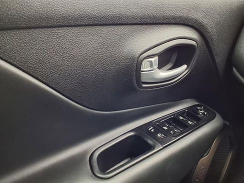 Used 2023 Jeep Renegade Latitude AWD/4WD image 18