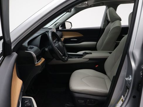 Used 2024 Toyota Grand Highlander AWD Hybrid image 14