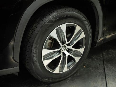 Used 2022 Toyota Highlander XLE FWD image 4