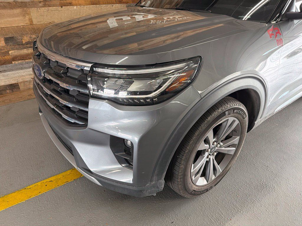 Used 2025 Ford Explorer Active w/ Active Comfort Package AWD/4WD image 3