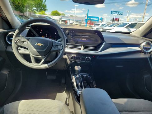 Used 2025 Chevrolet Trax LT FWD image 11