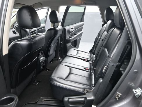 Used 2019 Nissan Pathfinder SL image 12