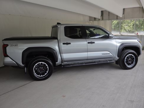 Used 2024 Toyota Tacoma TRD Off-Road AWD/4WD image 4