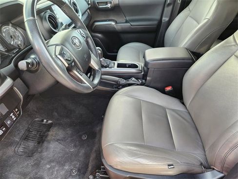 Used 2021 Toyota Tacoma TRD Off-Road w/ Technology Package image 9