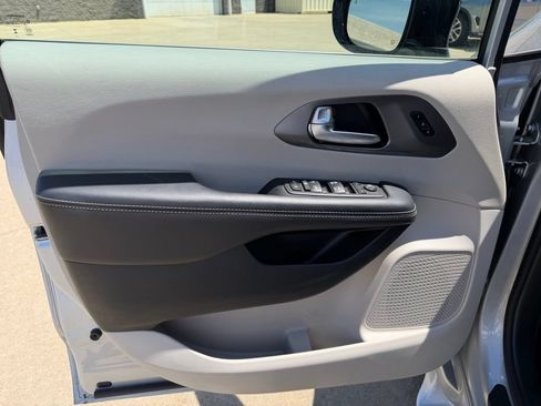 Used 2024 Chrysler Pacifica Touring-L FWD image 10