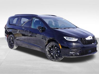 New 2026 Chrysler Pacifica Limited w/ S Appearance Package