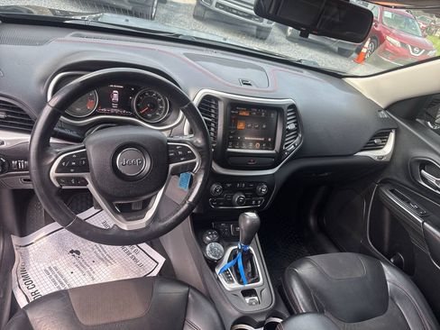 Used 2015 Jeep Cherokee Trailhawk AWD/4WD image 11