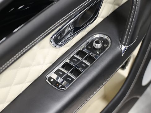 Used 2017 Bentley Bentayga AWD/4WD image 13