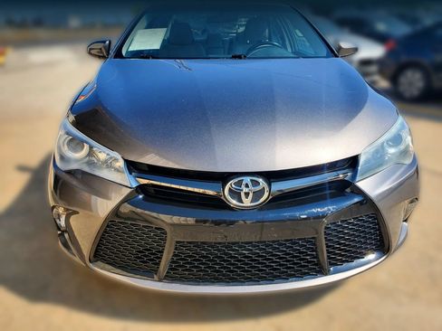 Used 2017 Toyota Camry SE w/ Moonroof Package FWD image 22